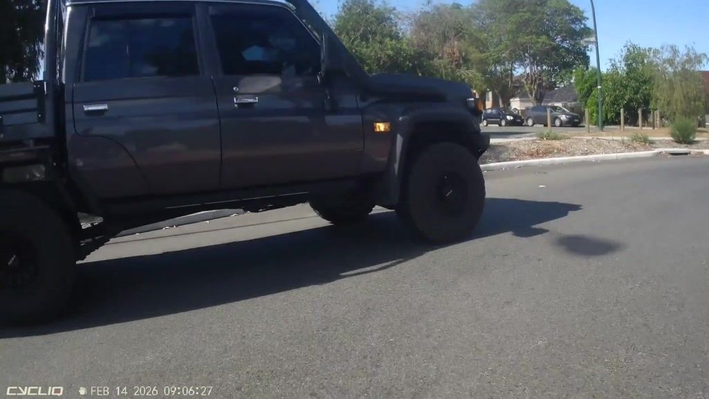 Toyota Landcruiser fails to giveaway at Roundabout - UpRide.cc - Make ...